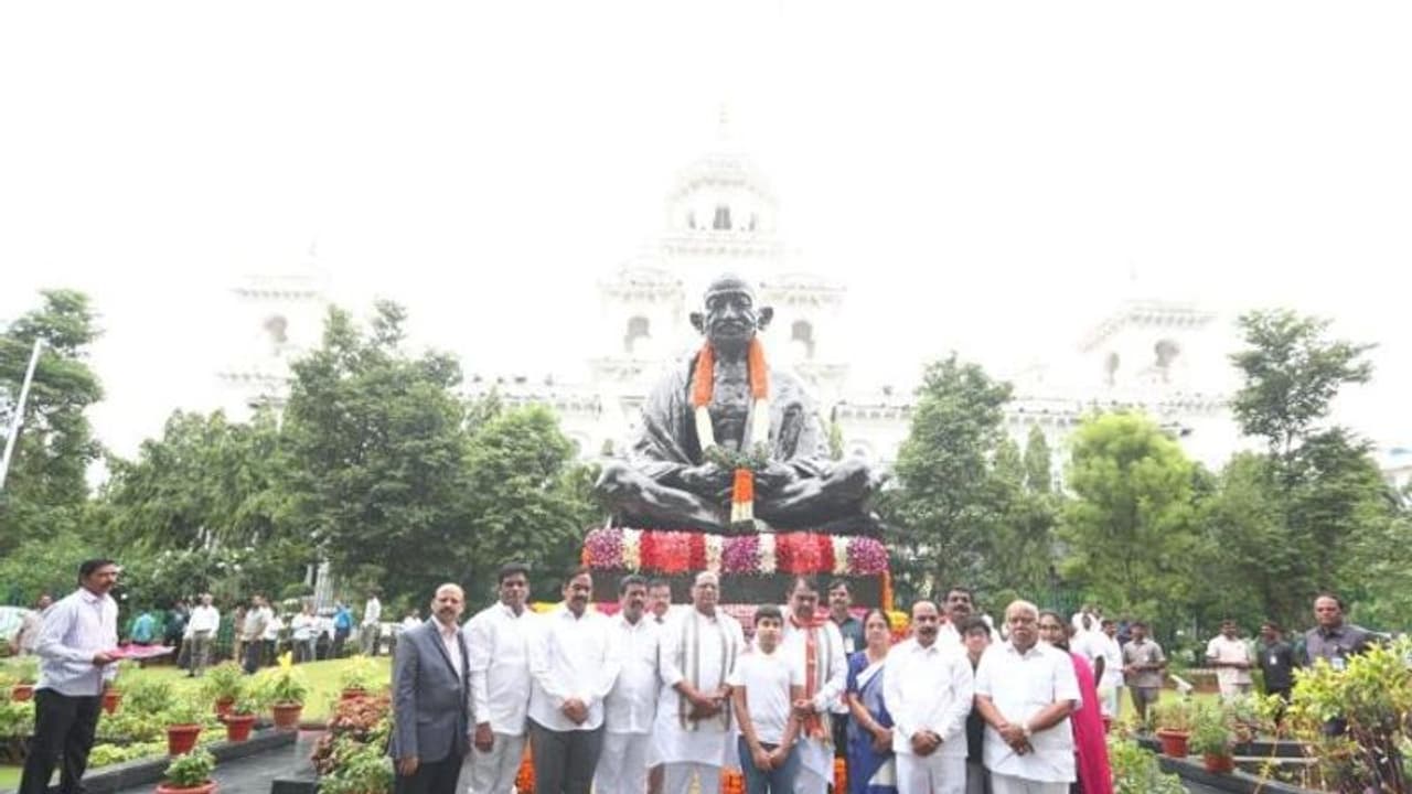 స్వాతంత్య్రం ఇచ్చినోళ్లు కాదు తెచ్చినోళ్లు గొప్పోళ్లు... తెలంగాణ కూడా..: స్పీకర్ పోచారం (వీడియో) స్వాతంత్య్రం ఇచ్చినోళ్లు కాదు తెచ్చినోళ్లు గొప్పోళ్లు... తెలంగాణ కూడా..: స్పీకర్ పోచారం (వీడియో)