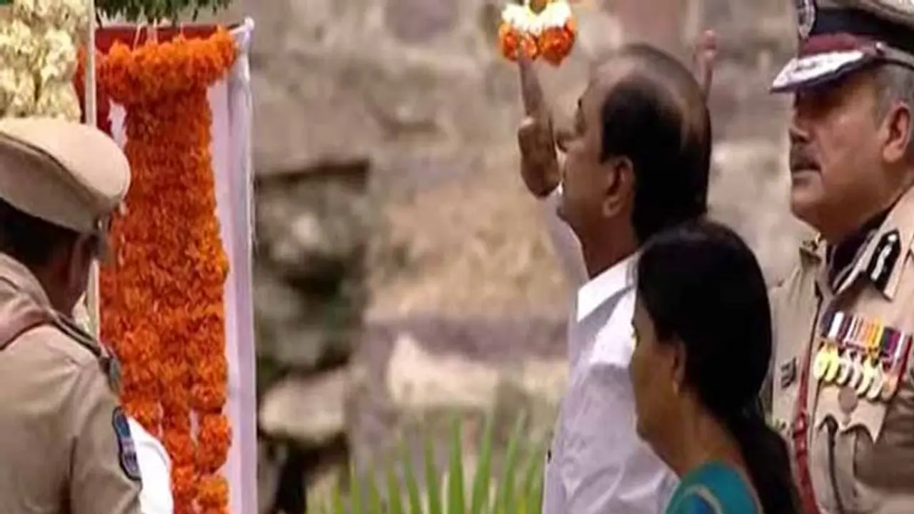 రూ.37 వేల కోట్ల పంట రుణాలు మాఫీ: గోల్కోండకోటలో జాతీయ పతాకాన్ని ఆవిష్కరించిన కేసీఆర్ రూ.37 వేల కోట్ల పంట రుణాలు మాఫీ: గోల్కోండకోటలో జాతీయ పతాకాన్ని ఆవిష్కరించిన కేసీఆర్