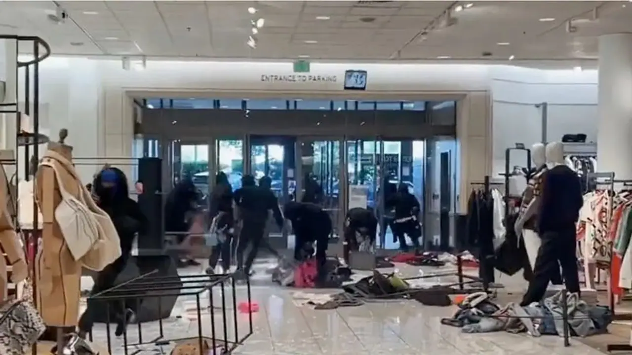 Shocking heist: 50 thieves steal $100,000 worth of merchandise from Los Angeles Nordstorm store (WATCH) Shocking heist: 50 thieves steal $100,000 worth of merchandise from Los Angeles Nordstorm store (WATCH)