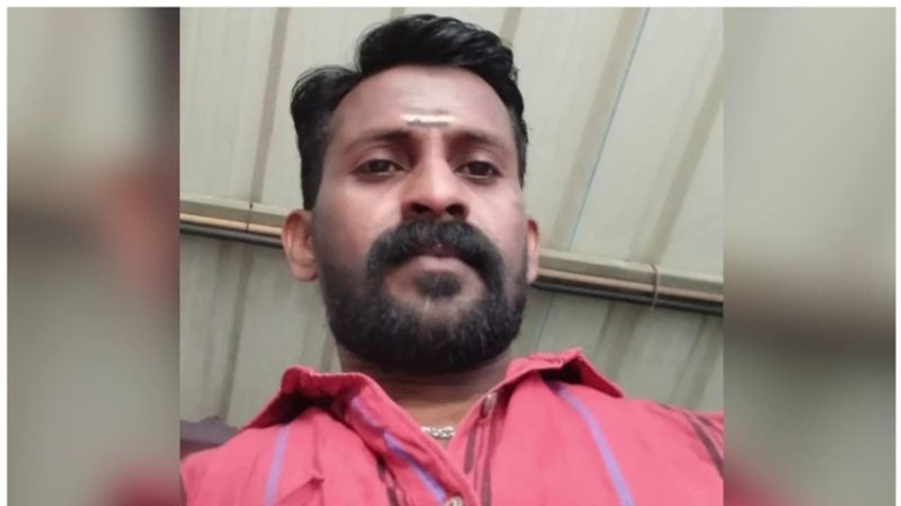 ലോറിയുടെ അടിയിൽ ഉറങ്ങാൻ കിടന്നു, അബദ്ധത്തില് വാഹനം മുന്നോട്ടെടുത്തു, യുവാവിന് ദാരുണാന്ത്യം ലോറിയുടെ അടിയിൽ ഉറങ്ങാൻ കിടന്നു, അബദ്ധത്തില് വാഹനം മുന്നോട്ടെടുത്തു, യുവാവിന് ദാരുണാന്ത്യം