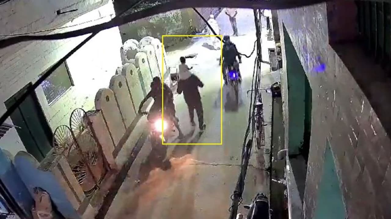 ಪುಟ್ಟ ಮಗಳನ್ನು ಹೆಗಲ ಮೇಲೆ ಕುಳ್ಳಿರಿಸಿ ನಡೆಯುತ್ತಿದ್ದ ಅಪ್ಪನ ಮೇಲೆ ಗುಂಡಿನ ದಾಳಿ, ಭೀಕರ ದೃಶ್ಯ ಸೆರೆ! ಪುಟ್ಟ ಮಗಳನ್ನು ಹೆಗಲ ಮೇಲೆ ಕುಳ್ಳಿರಿಸಿ ನಡೆಯುತ್ತಿದ್ದ ಅಪ್ಪನ ಮೇಲೆ ಗುಂಡಿನ ದಾಳಿ, ಭೀಕರ ದೃಶ್ಯ ಸೆರೆ!