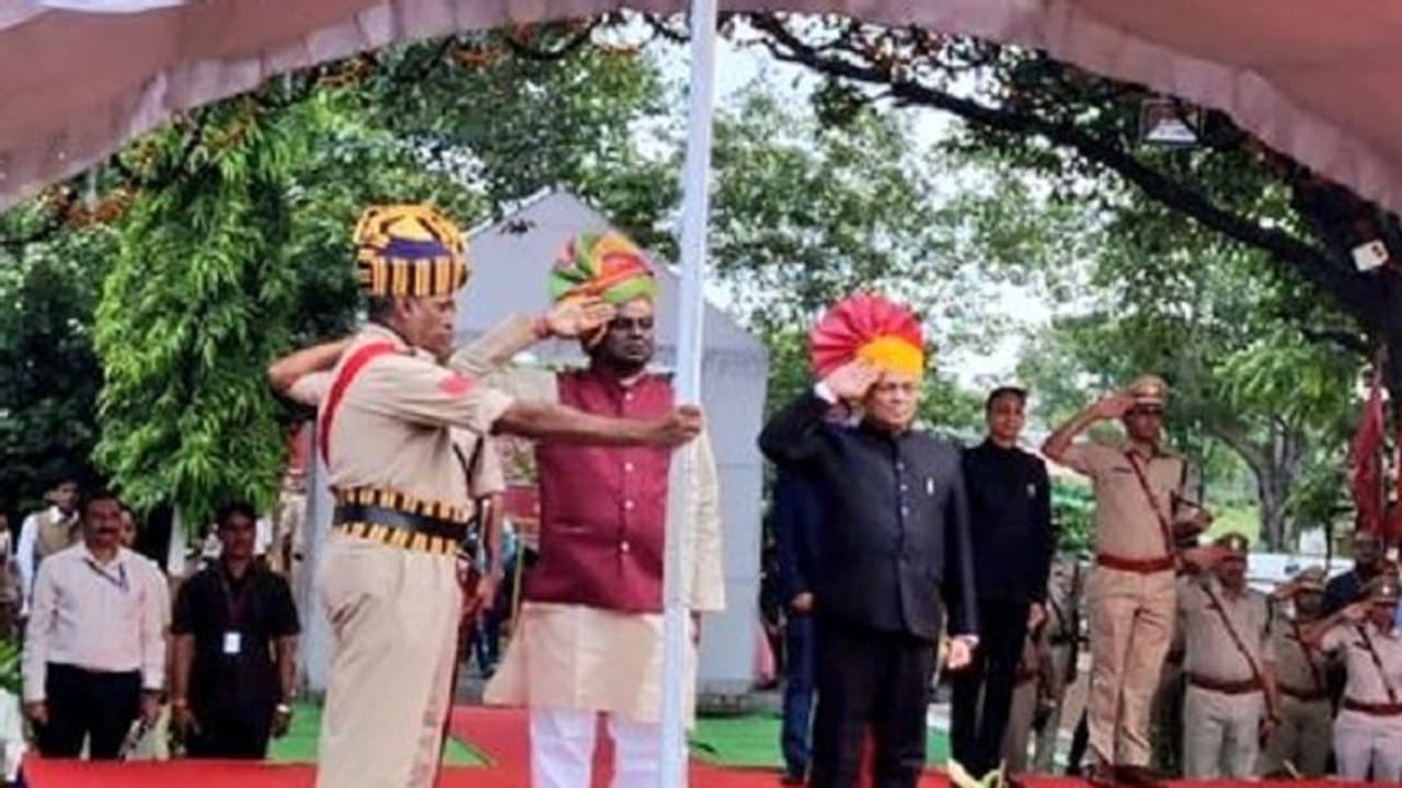 స్వతంత్ర దినోత్సవ వేడుకల్లో అపశృతి.. జెండా ఎగురవేసిన వెంటనే కుప్పకూలిన మధ్యప్రదేశ్ ఆరోగ్య శాఖ మంత్రి.. స్వతంత్ర దినోత్సవ వేడుకల్లో అపశృతి.. జెండా ఎగురవేసిన వెంటనే కుప్పకూలిన మధ్యప్రదేశ్ ఆరోగ్య శాఖ మంత్రి..