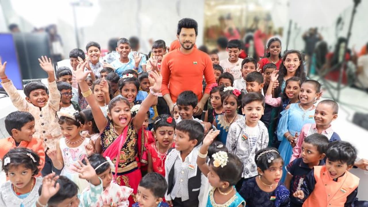 ஹுகும் பாடலுக்கு குத்தாட்டம் போட்டு இரண்டாவது படத்தை உறுதி செய்த லெஜெண்ட் சரவணன்! வைரலாகும் டான்ஸ் வீடியோ! ஹுகும் பாடலுக்கு குத்தாட்டம் போட்டு இரண்டாவது படத்தை உறுதி செய்த லெஜெண்ட் சரவணன்! வைரலாகும் டான்ஸ் வீடியோ!