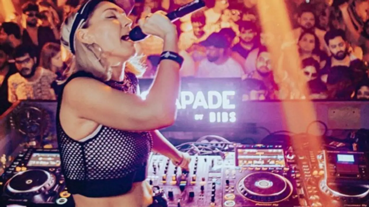 ತ್ರಿವರ್ಣ ಧ್ವಜ ಎಸೆದ ಉಕ್ರೇನ್‌ ಖ್ಯಾತ ಗಾಯಕಿ: ಉಮಾ ಶಾಂತಿ ವಿರುದ್ಧ ಕೇಸ್‌ ದಾಖಲು