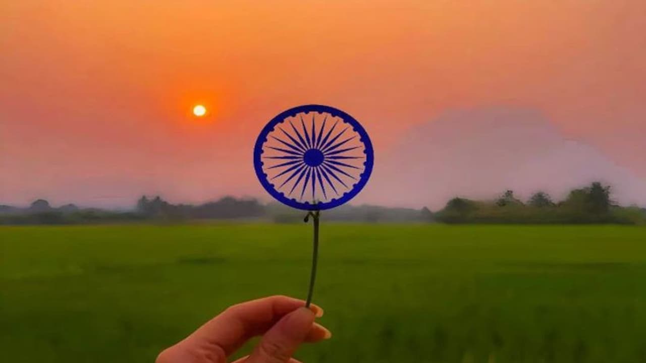 வீட்டில் தேசிய கொடியை பறக்க விட்ட முகமது ஷமி: சுதந்திர தின வாழ்த்து தெரிவித்த கிரிக்கெட் பிரபலங்கள்! வீட்டில் தேசிய கொடியை பறக்க விட்ட முகமது ஷமி: சுதந்திர தின வாழ்த்து தெரிவித்த கிரிக்கெட் பிரபலங்கள்!