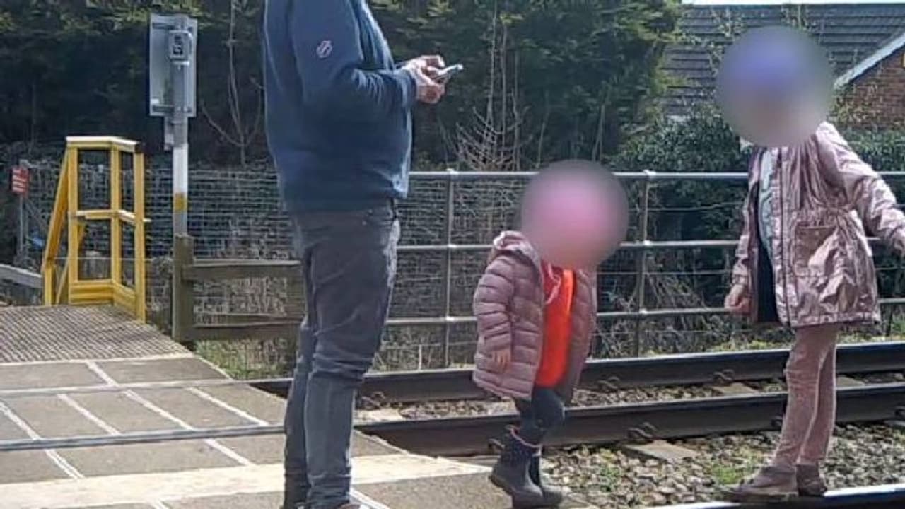 മക്കളെ ട്രാക്കിൽ കളിക്കാൻ അനുവദിച്ച് അച്ഛൻ, മുന്നറിയിപ്പുമായി ഇവിടുത്തെ റെയിൽവേ