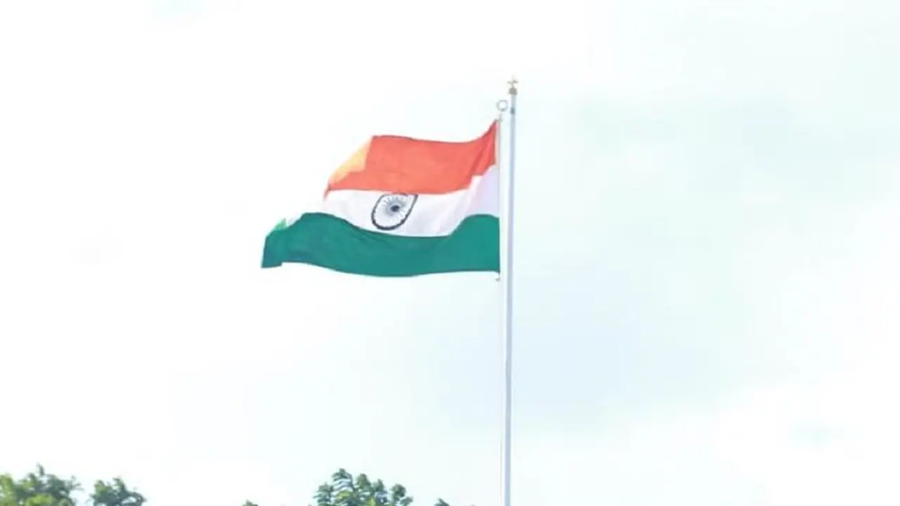 ರಾಜಧಾನಿಯ ಎಲ್ಲೆಡೆ ರಾರಾಜಿಸಿದ ತಿರಂಗಾ: ಶಾಲೆ ಕಾಲೇಜುಗಳಲ್ಲಿ ಸಂಭ್ರಮ ರಾಜಧಾನಿಯ ಎಲ್ಲೆಡೆ ರಾರಾಜಿಸಿದ ತಿರಂಗಾ: ಶಾಲೆ ಕಾಲೇಜುಗಳಲ್ಲಿ ಸಂಭ್ರಮ