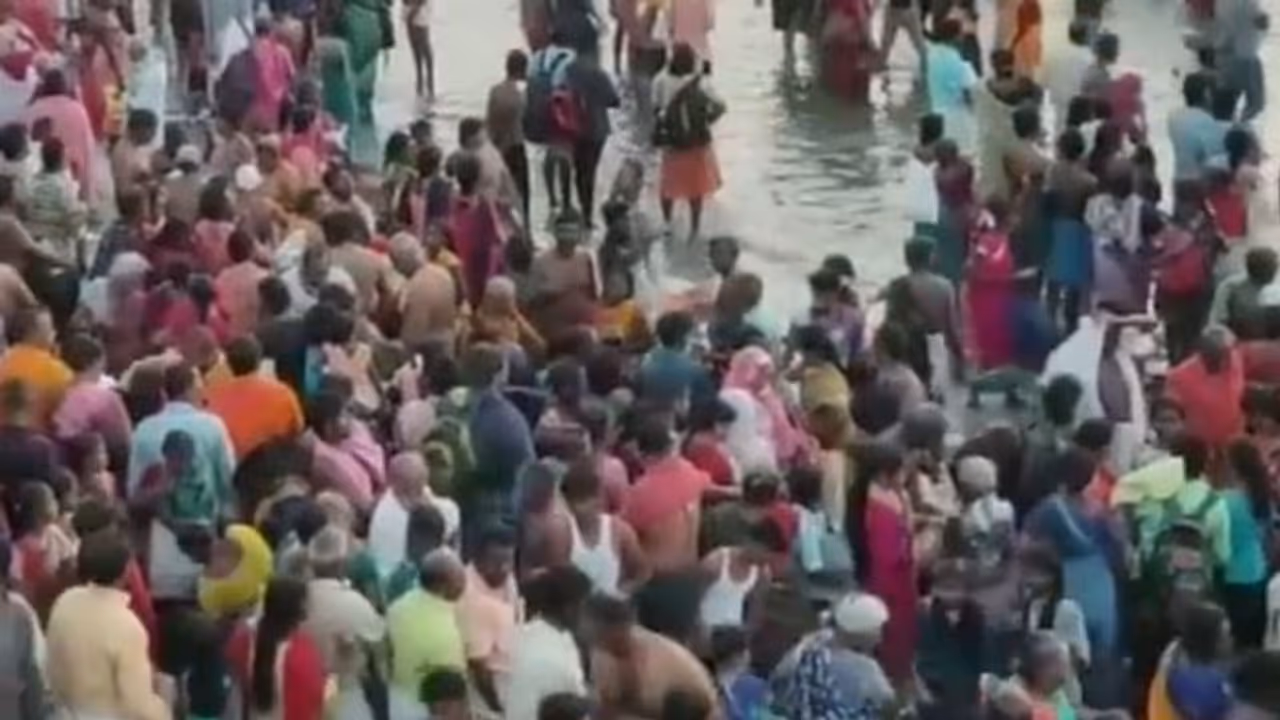 ஆடி அமாவாசை; அதிகாலை முதலே அக்னி தீர்த்தக்கடலில் புனித நீராட குவிந்த பக்தர்கள்