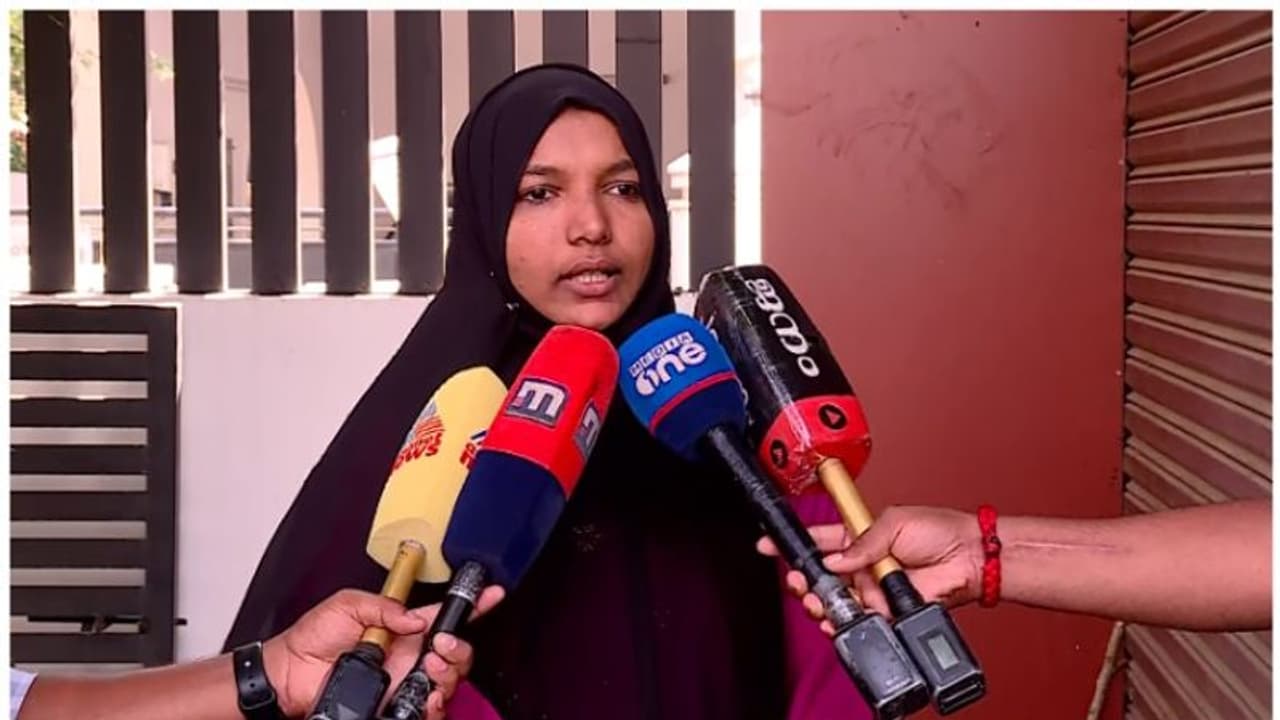 ആരോഗ്യമന്ത്രിയുടെ ഉറപ്പ് വാക്കിലൊതുങ്ങി; സെക്രട്ടറിയേറ്റ് പടിക്കല് സമരമിരിക്കാന് ഹര്ഷീന ആരോഗ്യമന്ത്രിയുടെ ഉറപ്പ് വാക്കിലൊതുങ്ങി; സെക്രട്ടറിയേറ്റ് പടിക്കല് സമരമിരിക്കാന് ഹര്ഷീന