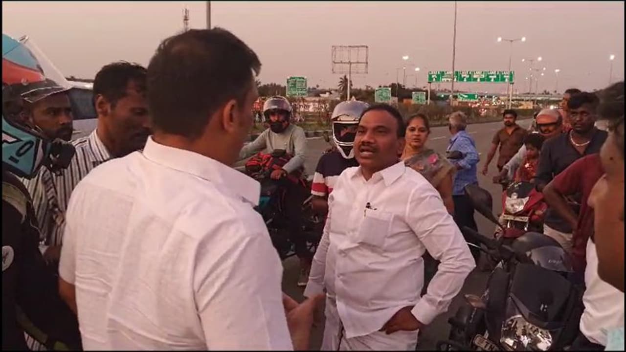 நெடுஞ்சாலையில் விபத்தில் சிக்கி போராடியவருக்கு ஓடி சென்று உதவிய ஆ.ராசா