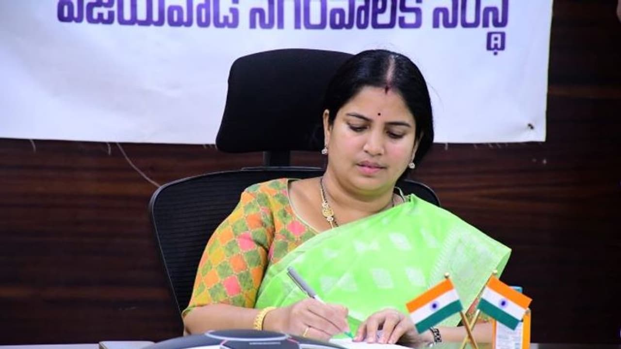 మందలగిరి మాలోకం లోకేష్ ఒక శుంఠపుత్రుడు...: విజయవాడ మేయర్ సెటైర్లు మందలగిరి మాలోకం లోకేష్ ఒక శుంఠపుత్రుడు...: విజయవాడ మేయర్ సెటైర్లు