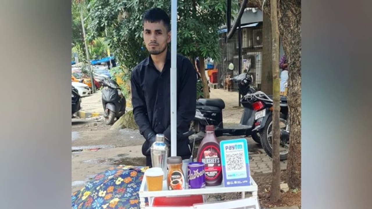 ചെറിയൊരു ബോര്ഡ് എഴുതിവച്ചു; ഇതോടെ യുവാവിന്റെ കോഫി ഷോപ്പ് വൈറല്! ചെറിയൊരു ബോര്ഡ് എഴുതിവച്ചു; ഇതോടെ യുവാവിന്റെ കോഫി ഷോപ്പ് വൈറല്!