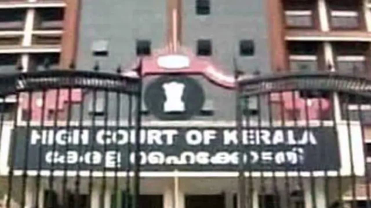 അവാര്ഡില് ഒരു മാറ്റവുമില്ല, ഹൈക്കോടതി സംവിധായകന്റെ അപ്പീല് ഹര്ജിയും തള്ളി അവാര്ഡില് ഒരു മാറ്റവുമില്ല, ഹൈക്കോടതി സംവിധായകന്റെ അപ്പീല് ഹര്ജിയും തള്ളി