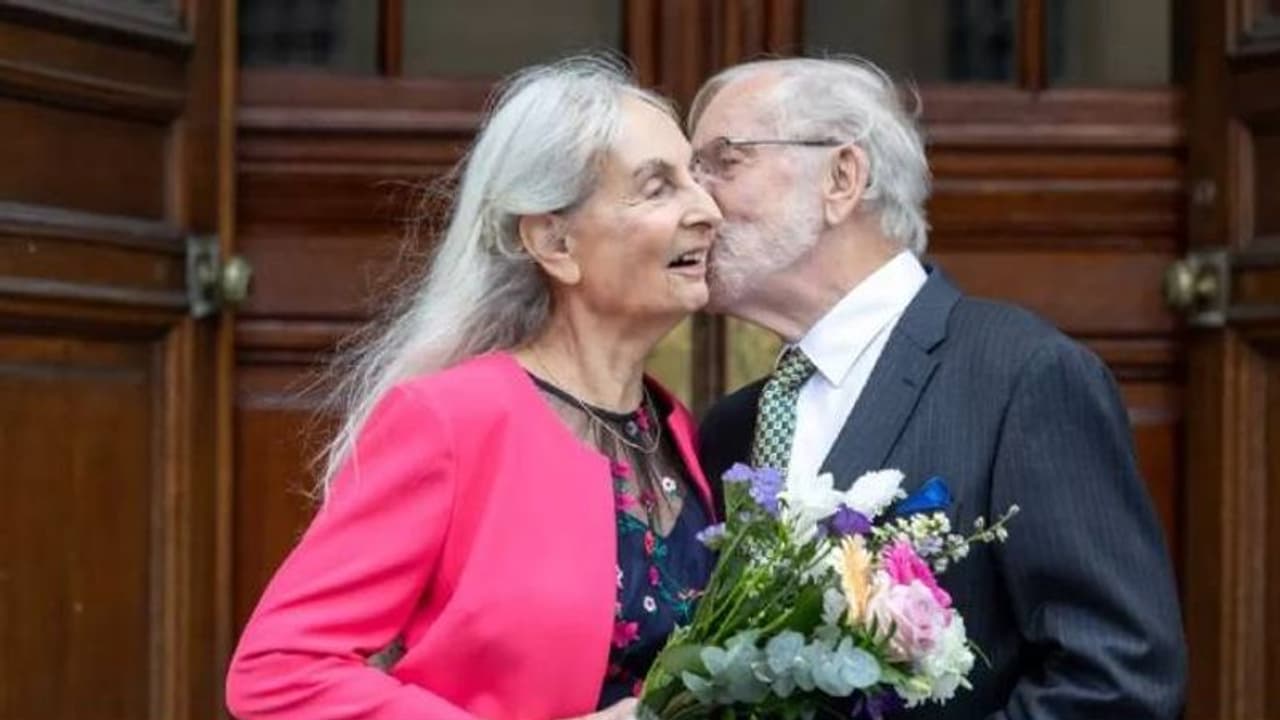 റിട്ടയർമെന്റ് ഹോമിൽ കണ്ടുമുട്ടി പ്രണയിച്ചു, 82 കാരനും 81 കാരിക്കും വിവാഹം റിട്ടയർമെന്റ് ഹോമിൽ കണ്ടുമുട്ടി പ്രണയിച്ചു, 82 കാരനും 81 കാരിക്കും വിവാഹം