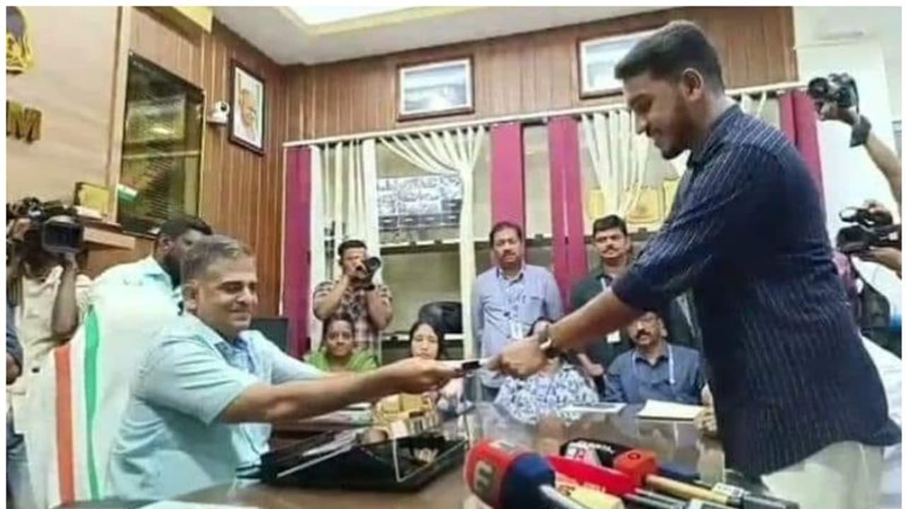 പുതുപ്പള്ളി തെരഞ്ഞെടുപ്പ് ചൂടിലേക്ക്; ജെയ്ക് സി തോമസ് നാമനിർദേശ പത്രിക സമർപ്പിച്ചു പുതുപ്പള്ളി തെരഞ്ഞെടുപ്പ് ചൂടിലേക്ക്; ജെയ്ക് സി തോമസ് നാമനിർദേശ പത്രിക സമർപ്പിച്ചു