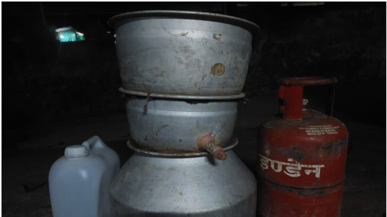 റെയ്ഡിന്റെ മണമടിച്ചാൽ അപ്പോൾ തന്നെ കാടുകയറും, അടുത്ത ദിവസം വീണ്ടും തുടങ്ങും; നാടിനാകെ ശല്യമായി ചാരായവാറ്റ് റെയ്ഡിന്റെ മണമടിച്ചാൽ അപ്പോൾ തന്നെ കാടുകയറും, അടുത്ത ദിവസം വീണ്ടും തുടങ്ങും; നാടിനാകെ ശല്യമായി ചാരായവാറ്റ്