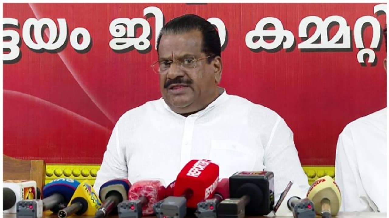 മാസപ്പടി വിവാദം: 'എന്തിനാ ഒരു പാവം പെൺകുട്ടിയെ ഇങ്ങനെ ആക്രമിക്കുന്നത്? ഇത് മഹാപാപമാണ്': ഇ പി ജയരാജൻ മാസപ്പടി വിവാദം: 'എന്തിനാ ഒരു പാവം പെൺകുട്ടിയെ ഇങ്ങനെ ആക്രമിക്കുന്നത്? ഇത് മഹാപാപമാണ്': ഇ പി ജയരാജൻ