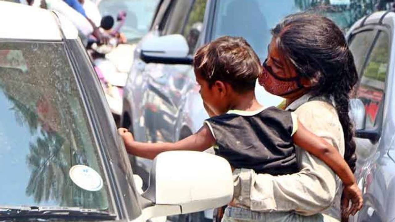 ஷாக்கிங் நியூஸ்.. திருச்சி ஸ்ரீரங்கத்தில் 500 ரூபாய்க்கு குழந்தைகளை வாடகைக்கு வாங்கி பிச்சை எடுத்த பெண்கள்.! ஷாக்கிங் நியூஸ்.. திருச்சி ஸ்ரீரங்கத்தில் 500 ரூபாய்க்கு குழந்தைகளை வாடகைக்கு வாங்கி பிச்சை எடுத்த பெண்கள்.!