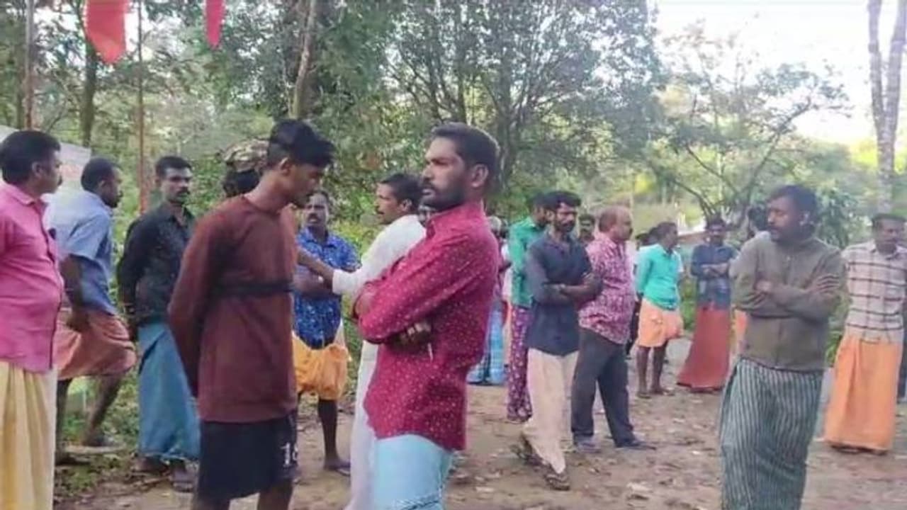 മാനേജരുള്പ്പടെ മർദ്ദിച്ചു'; ആരോപണവുമായി വാച്ചർ, ഗവി വനംവികസന കോർപ്പറേഷൻ ഓഫീസിന് മുന്നിൽ പ്രതിഷേധം മാനേജരുള്പ്പടെ മർദ്ദിച്ചു'; ആരോപണവുമായി വാച്ചർ, ഗവി വനംവികസന കോർപ്പറേഷൻ ഓഫീസിന് മുന്നിൽ പ്രതിഷേധം