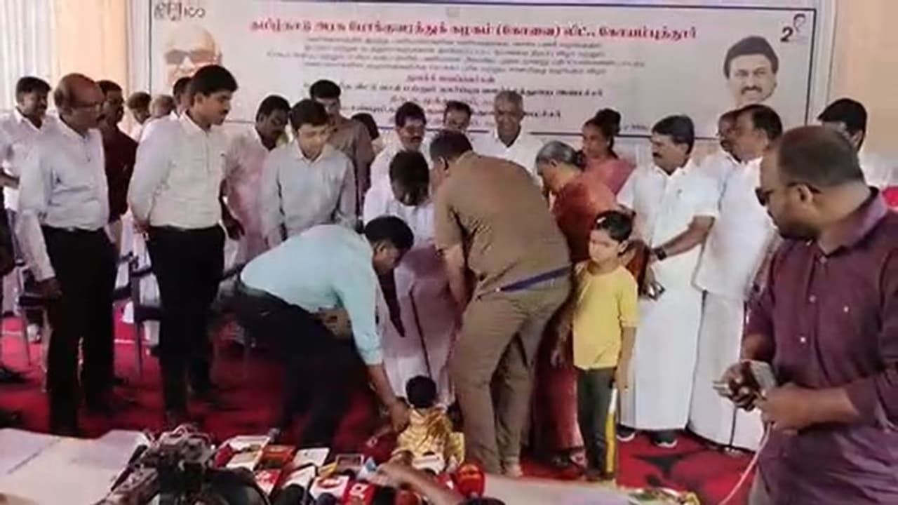 அமைச்சரின் காலடியில் குழந்தையை வைத்து கோரிக்கை விடுத்த ஊழியர்; அதிர்ச்சியில் உறைந்த அமைச்சர்