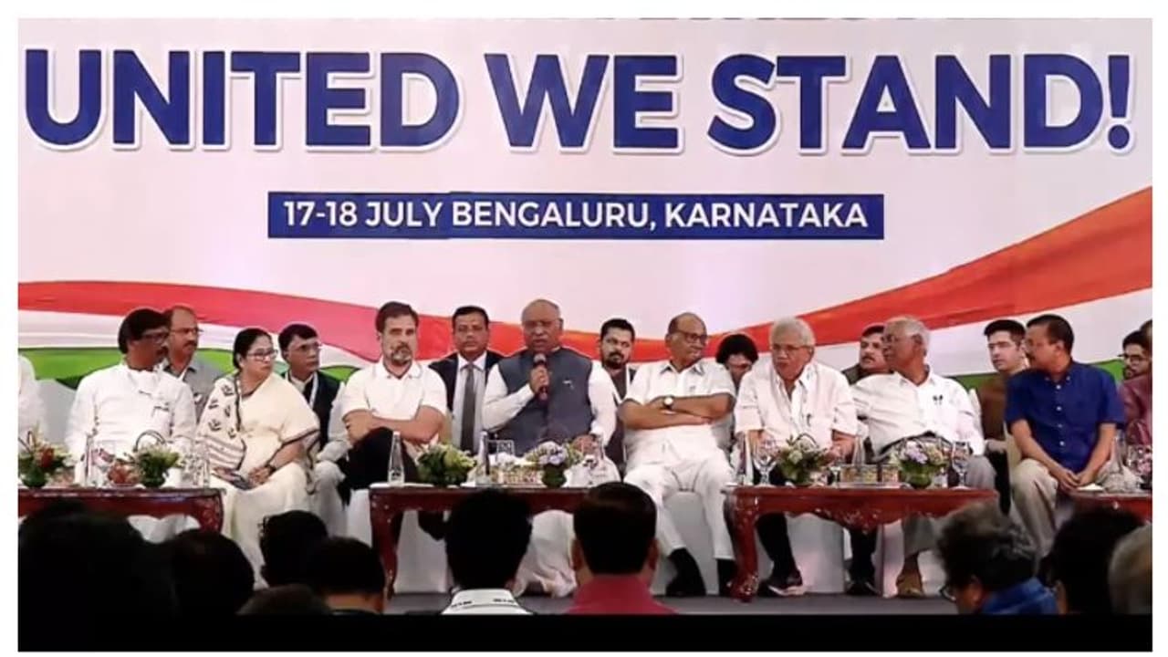 ദില്ലിയിൽ ഒന്നിച്ച് നിൽക്കുന്നില്ലെങ്കിൽ 'ഇന്ത്യ' മുന്നണിയില് കാര്യമില്ല; കോണ്ഗ്രസ് എഎപി പോരിന് തുടക്കം ദില്ലിയിൽ ഒന്നിച്ച് നിൽക്കുന്നില്ലെങ്കിൽ 'ഇന്ത്യ' മുന്നണിയില് കാര്യമില്ല; കോണ്ഗ്രസ് എഎപി പോരിന് തുടക്കം