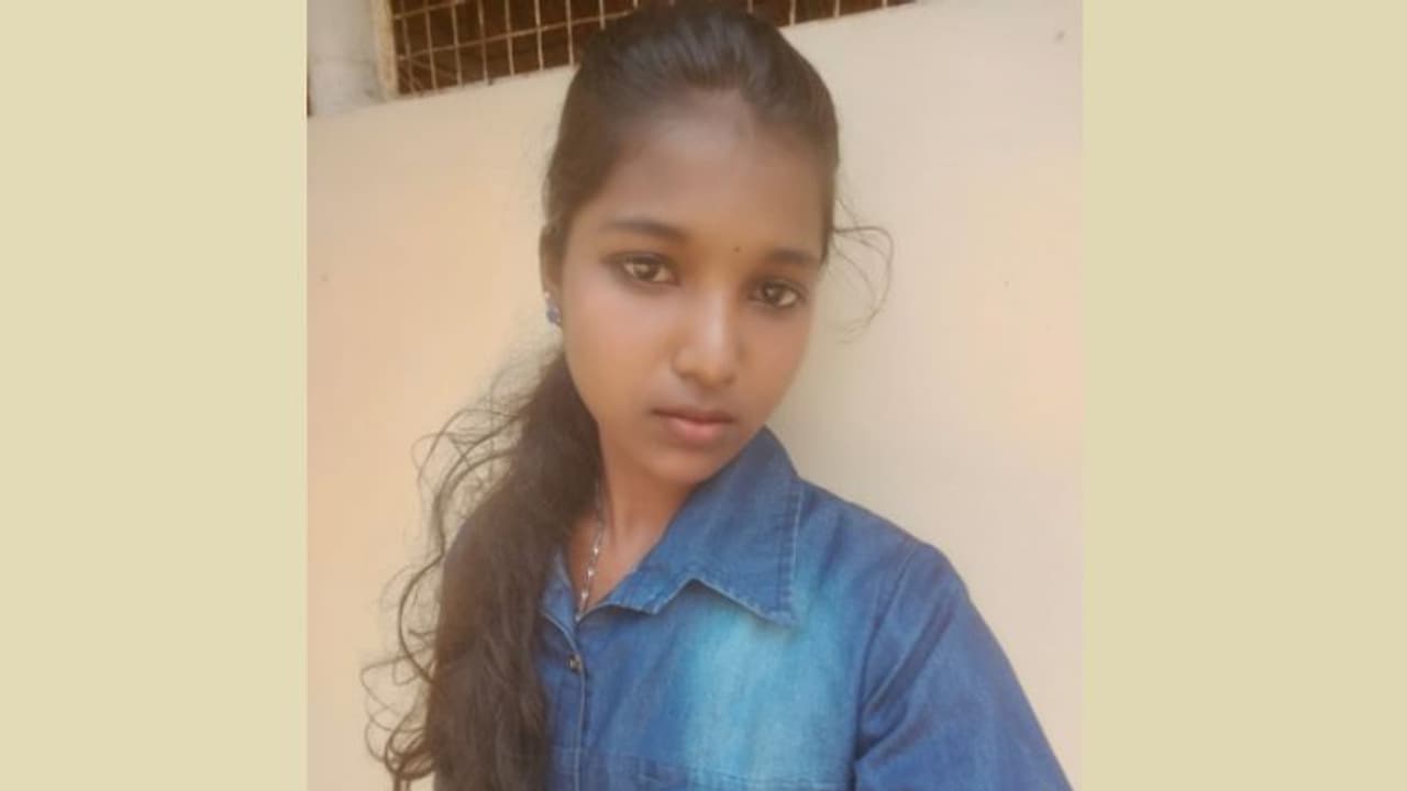 ക്ഷേത്രക്കുളത്തിൽ പെൺകുട്ടിയെ മരിച്ച നിലയിൽ കണ്ടെത്തി ക്ഷേത്രക്കുളത്തിൽ പെൺകുട്ടിയെ മരിച്ച നിലയിൽ കണ്ടെത്തി