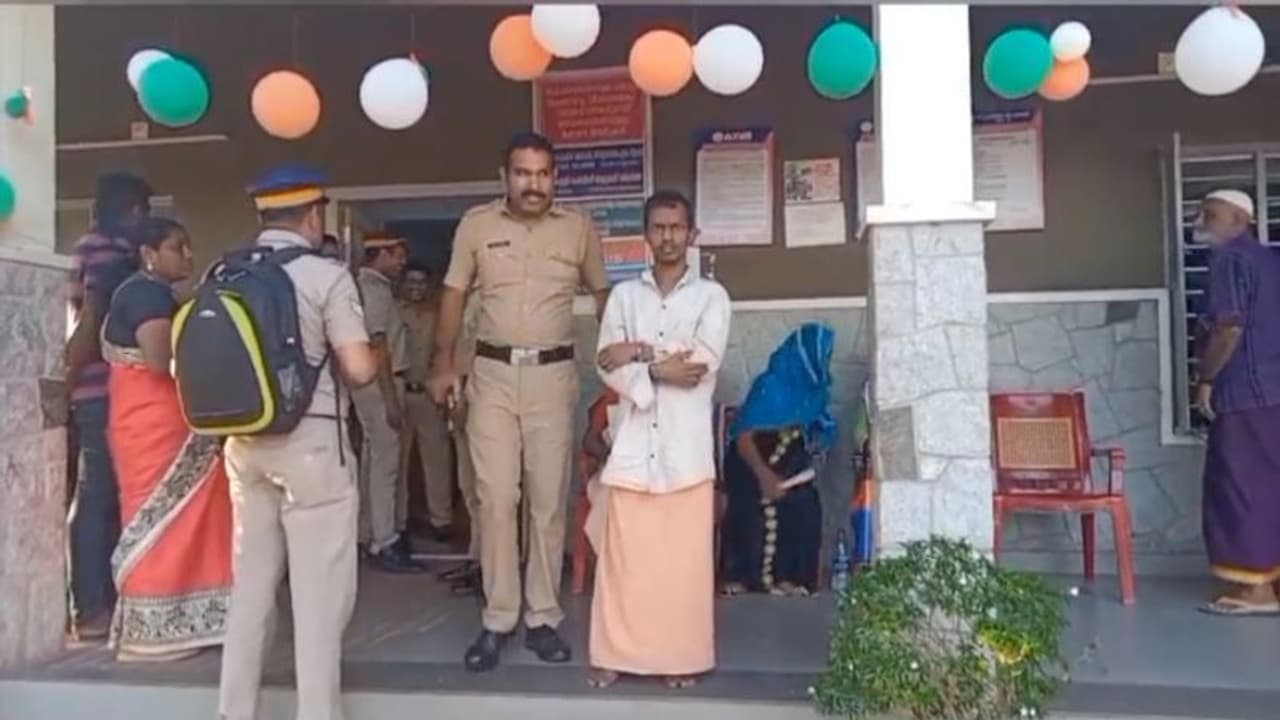 10 വയസുകാരിയെ പീഡിപ്പിച്ച കേസ് പ്രതി കോടതിയിൽ നിന്നിറങ്ങി ഓടി, പിന്നാലെ പൊലീസും, ഒടുവിൽ തലയിലായത് പുതിയ കേസും