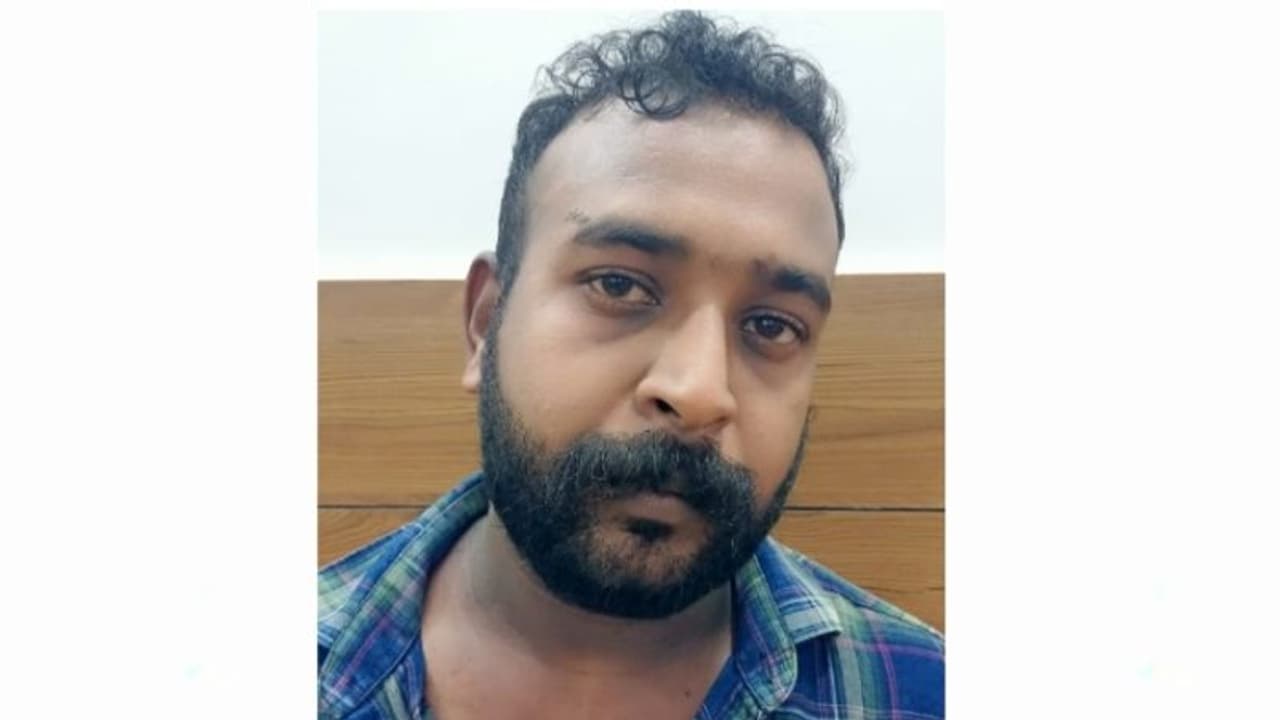 പാടത്ത് മീന് പിടിക്കാനെത്തിയവരുടെ യഥാര്ത്ഥ ലക്ഷ്യം വേറെ; രഹസ്യമായി നിരീക്ഷിച്ച് ഒടുവില് കുടുക്കി പൊലീസ് പാടത്ത് മീന് പിടിക്കാനെത്തിയവരുടെ യഥാര്ത്ഥ ലക്ഷ്യം വേറെ; രഹസ്യമായി നിരീക്ഷിച്ച് ഒടുവില് കുടുക്കി പൊലീസ്