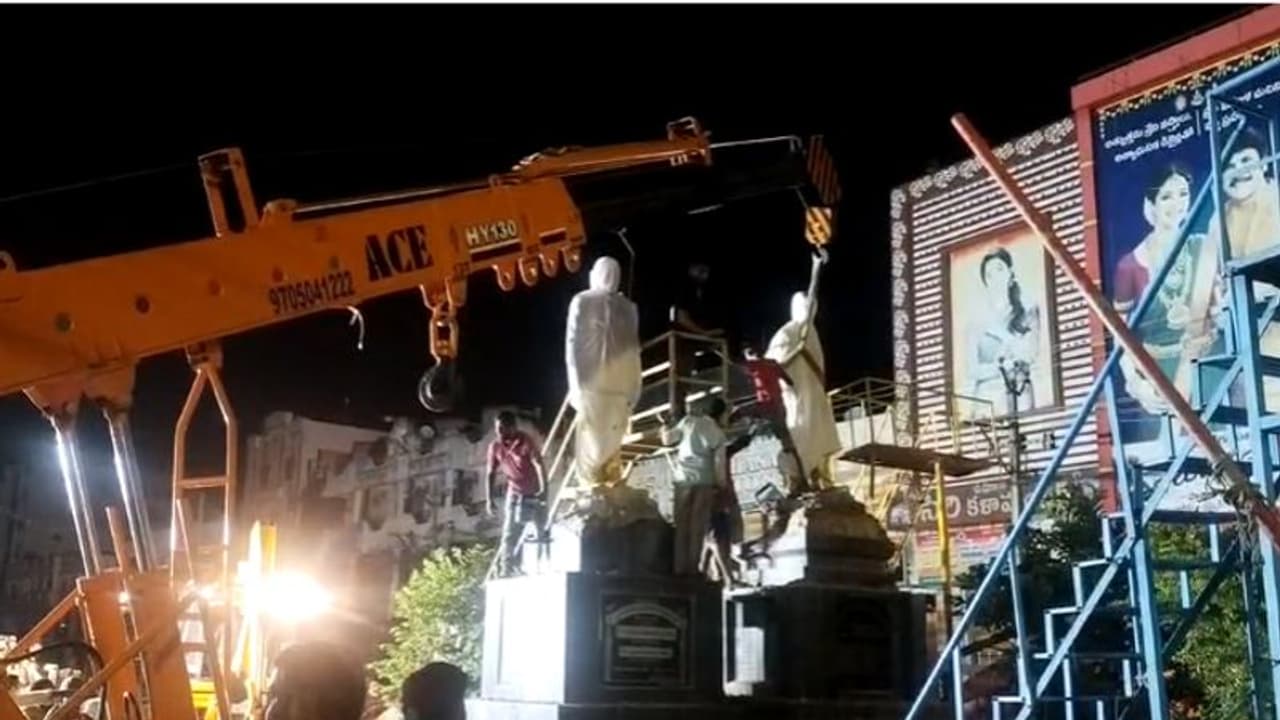 నందిగామలో అర్ధరాత్రి హైటెన్షన్... విగ్రహాల తొలగింపుపై టిడిపి ఆందోళన (వీడియో) నందిగామలో అర్ధరాత్రి హైటెన్షన్... విగ్రహాల తొలగింపుపై టిడిపి ఆందోళన (వీడియో)