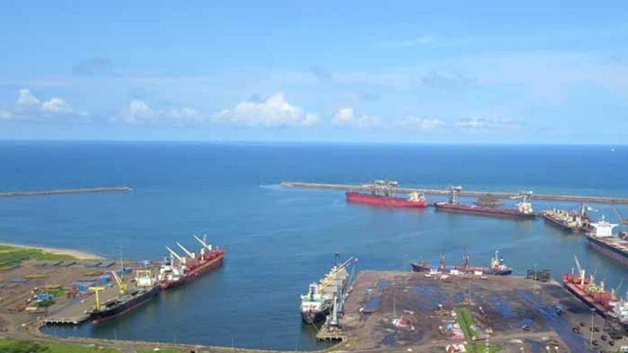 గంగవరం పోర్ట్ కార్మికులతో ప్రభుత్వ చర్చలు సఫలం.. రేపటి నుంచి విధుల్లోకి గంగవరం పోర్ట్ కార్మికులతో ప్రభుత్వ చర్చలు సఫలం.. రేపటి నుంచి విధుల్లోకి