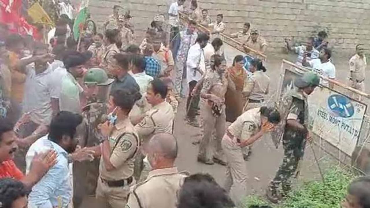 విశాఖ అదానీ గంగవరం పోర్టు వద్ద ఉద్రిక్తత: పోలీసులు, కార్మికుల మధ్య తోపులాట విశాఖ అదానీ గంగవరం పోర్టు వద్ద ఉద్రిక్తత: పోలీసులు, కార్మికుల మధ్య తోపులాట