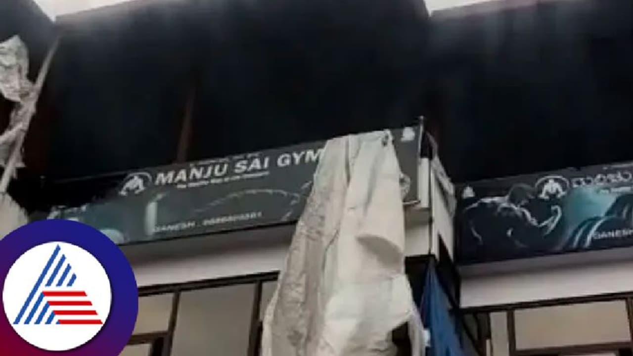 ಹಾವೇರಿ: ಸ್ಪಾರ್ಕ್ ಕ್ಯಾಂಡಲ್ ಫ್ಯಾಕ್ಟರಿ ಸ್ಫೋಟ; ಚೆಲ್ಲಾಪಿಲ್ಲಿಯಾದ ಮೇಲ್ಛಾವಣಿ!