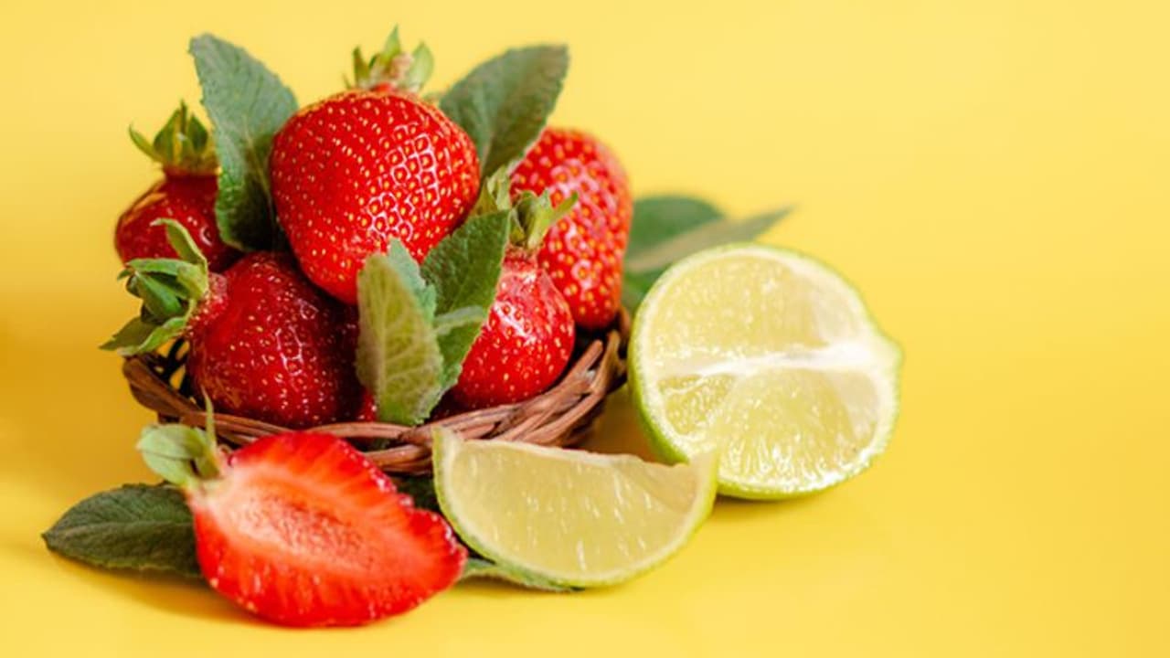 മുഖത്തെ ചുളിവുകളും കരുവാളിപ്പും മാറാനും ചര്മ്മം തിളങ്ങാനും സ്ട്രോബെറി ഇങ്ങനെ ഉപയോഗിക്കാം... മുഖത്തെ ചുളിവുകളും കരുവാളിപ്പും മാറാനും ചര്മ്മം തിളങ്ങാനും സ്ട്രോബെറി ഇങ്ങനെ ഉപയോഗിക്കാം...