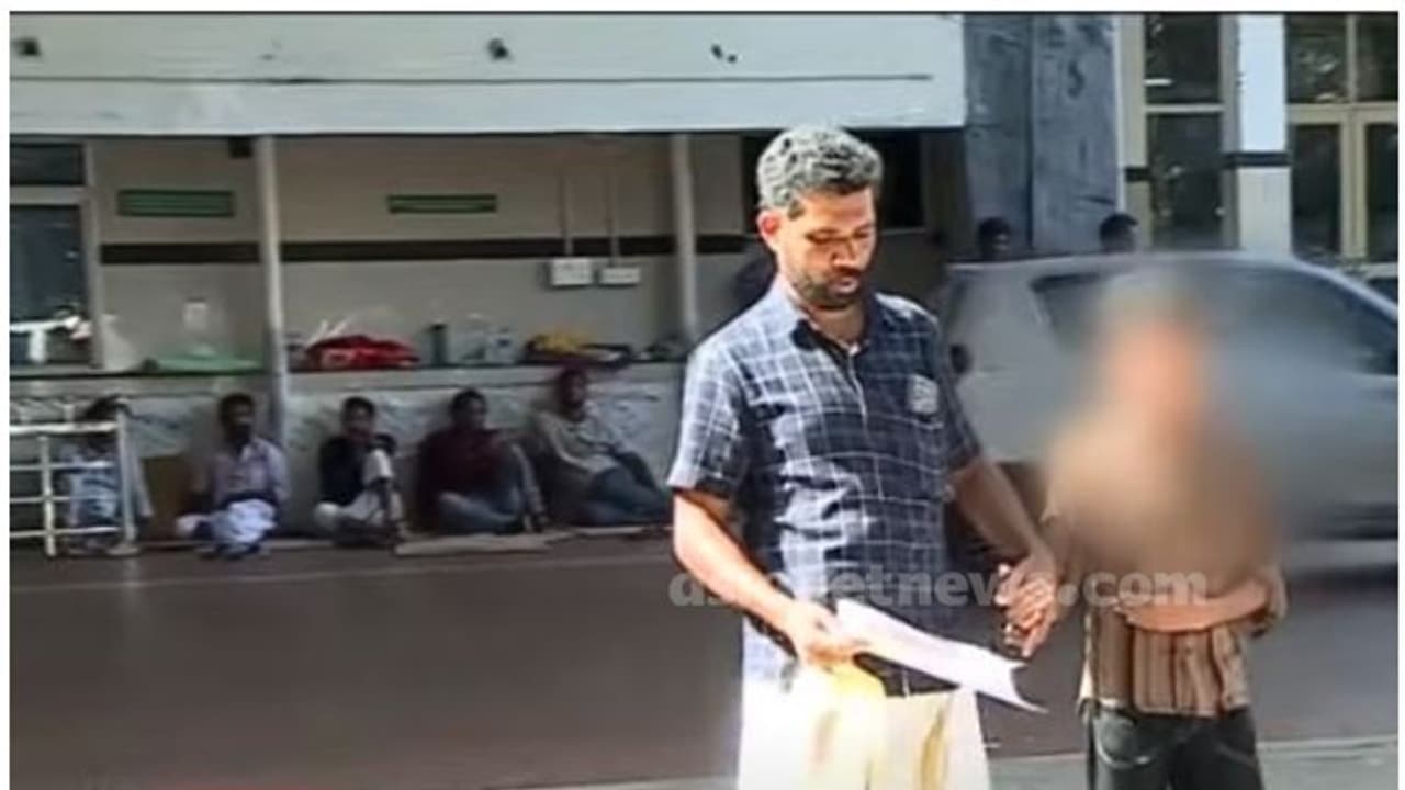 ഷർട്ടിൽ വലിച്ച് കൊണ്ട് സ്കൂളിന്റെ വരാന്തയിൽ എത്തിച്ച് അടിച്ചു; അധ്യാപകനെതിരെ 7 ാം ക്ലാസുകാരന്റെ രക്ഷിതാക്കൾ ഷർട്ടിൽ വലിച്ച് കൊണ്ട് സ്കൂളിന്റെ വരാന്തയിൽ എത്തിച്ച് അടിച്ചു; അധ്യാപകനെതിരെ 7 ാം ക്ലാസുകാരന്റെ രക്ഷിതാക്കൾ