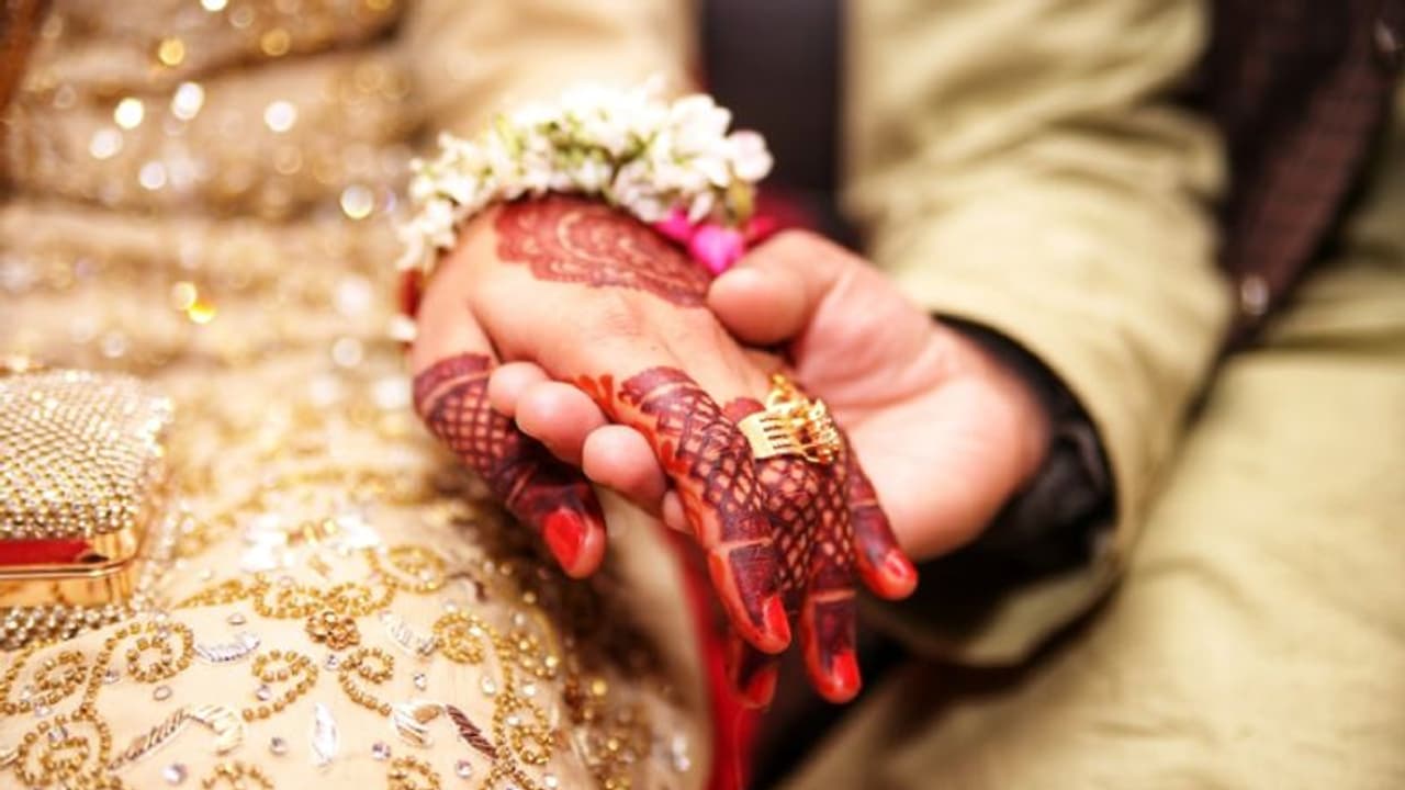 எவ்வளவு சொல்லியும் கேட்கல.. மணமேடையில் வரம்புமீறிய மணமகன் அடுத்த நொடியே விவாகரத்து கேட்ட பெண்!