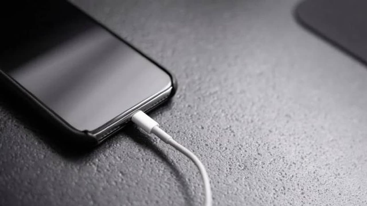 ഓഫീസിൽ ഫോൺ ചാർജ്ജ് ചെയ്ത ജീവനക്കാരനോട് ബോസ് പറഞ്ഞത് കേട്ട് ഞെട്ടി സോഷ്യൽ മീഡിയ ഓഫീസിൽ ഫോൺ ചാർജ്ജ് ചെയ്ത ജീവനക്കാരനോട് ബോസ് പറഞ്ഞത് കേട്ട് ഞെട്ടി സോഷ്യൽ മീഡിയ