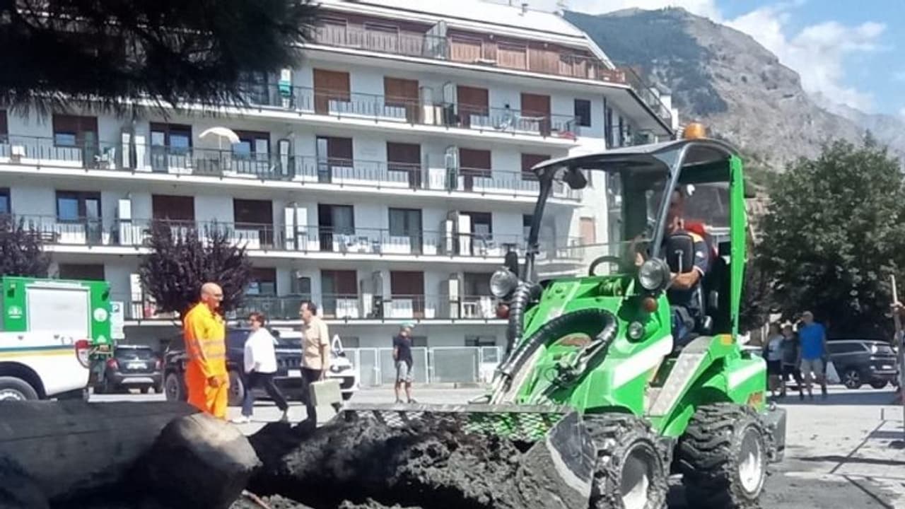 Watch: பருவநிலை மாற்றத்தால் சேற்று சுனாமியில் சிக்கிய இத்தாலி நகரம்; அச்சத்தில் மக்கள்!!