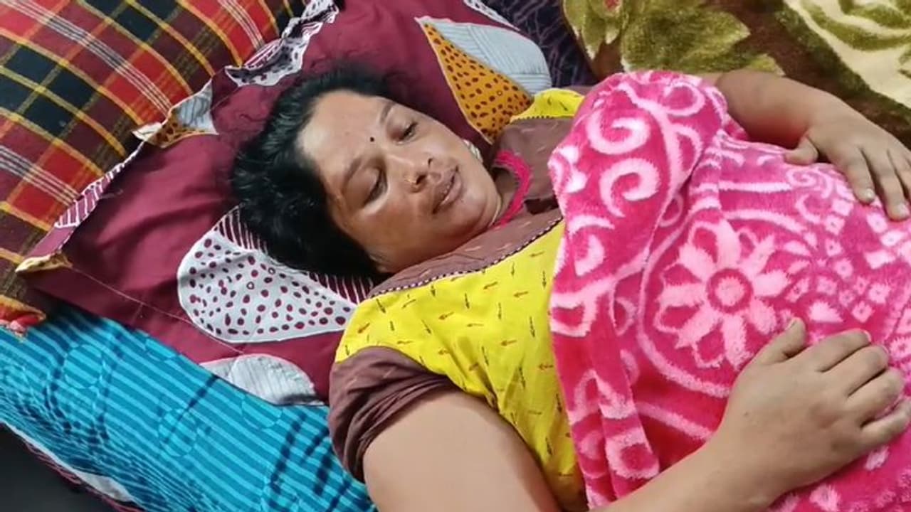 హైదరాబాద్లో మహిళపై థర్డ్ డిగ్రీ ఘటన.. ఇద్దరు పోలీసులపై వేటు.. హైదరాబాద్లో మహిళపై థర్డ్ డిగ్రీ ఘటన.. ఇద్దరు పోలీసులపై వేటు..