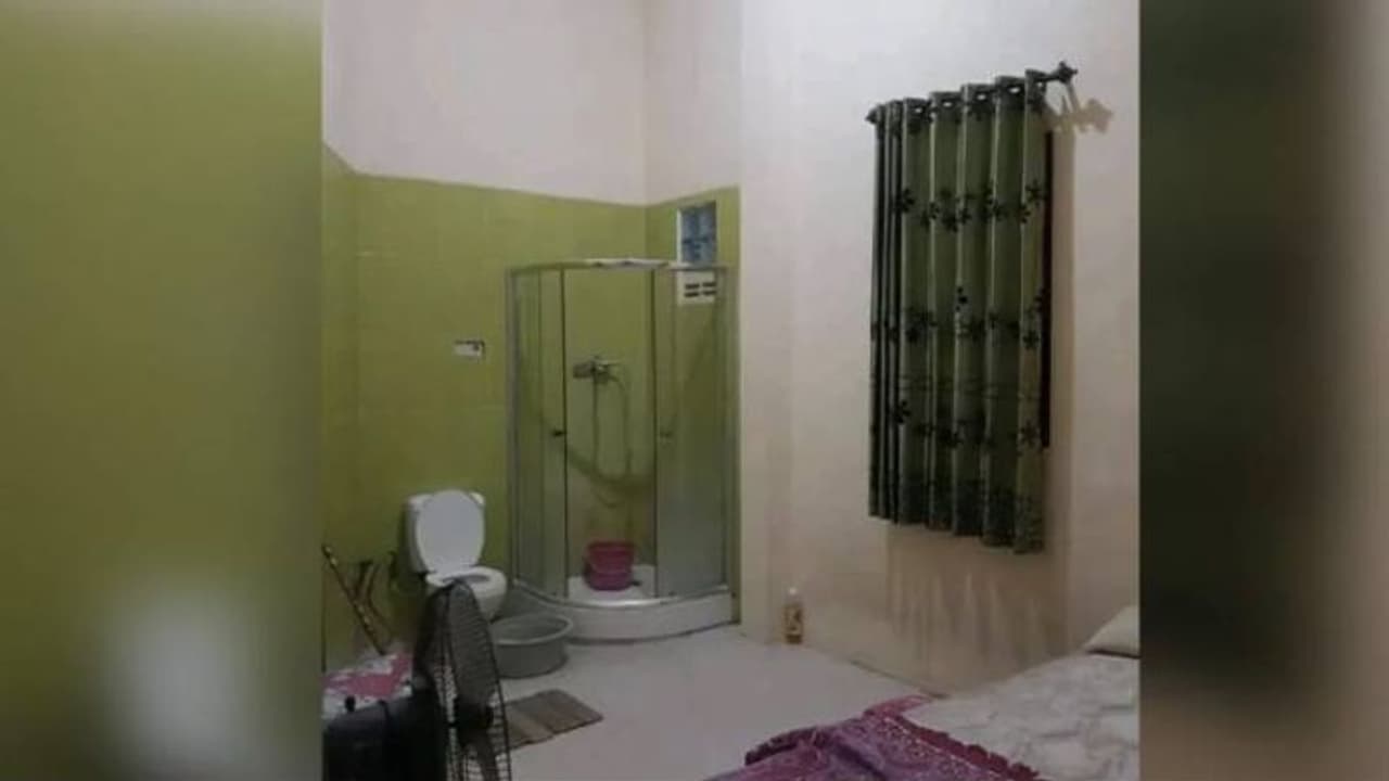 ടോയ്ലെറ്റ് വിത്ത് ബെഡ്ഡ്; കിടപ്പുമുറിയിൽ തന്നെ മറവില്ലാതെ ശുചിമുറി, വൈറലായി ചിത്രം ടോയ്ലെറ്റ് വിത്ത് ബെഡ്ഡ്; കിടപ്പുമുറിയിൽ തന്നെ മറവില്ലാതെ ശുചിമുറി, വൈറലായി ചിത്രം