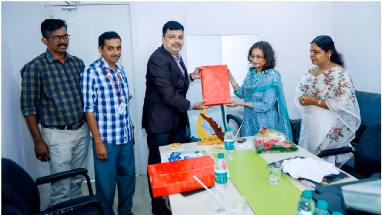 കേന്ദ്ര വിദേശകാര്യ മന്ത്രാലയ അഡീഷണല് സെക്രട്ടറി നോര്ക്ക റൂട്ട്സ് എറണാകുളം മേഖലാ ഓഫീസ് സന്ദര്ശിച്ചു കേന്ദ്ര വിദേശകാര്യ മന്ത്രാലയ അഡീഷണല് സെക്രട്ടറി നോര്ക്ക റൂട്ട്സ് എറണാകുളം മേഖലാ ഓഫീസ് സന്ദര്ശിച്ചു