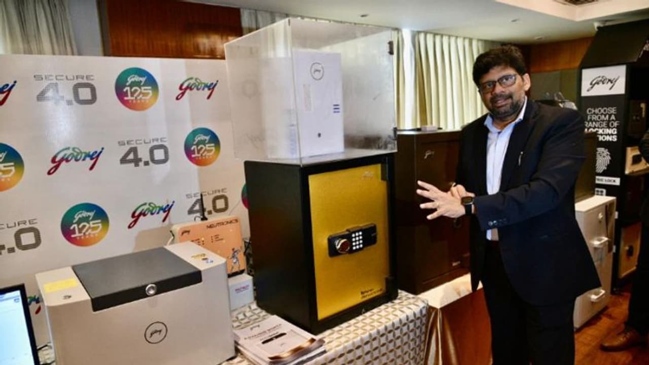 Godrej Security Solutions తయారు చేసిన మాట్రిక్స్ లాకర్, అక్యూ గోల్డ్, స్మార్ట్ ఫాగ్ సిస్టంలతో దొంగల ఆటకట్టు.. Godrej Security Solutions తయారు చేసిన మాట్రిక్స్ లాకర్, అక్యూ గోల్డ్, స్మార్ట్ ఫాగ్ సిస్టంలతో దొంగల ఆటకట్టు..