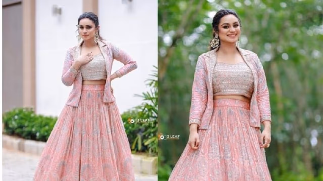 ഡിസൈനര് ലെഹങ്കയില് സുന്ദരിയായി ലക്ഷമി നക്ഷത്ര; ചിത്രങ്ങൾ ഡിസൈനര് ലെഹങ്കയില് സുന്ദരിയായി ലക്ഷമി നക്ഷത്ര; ചിത്രങ്ങൾ