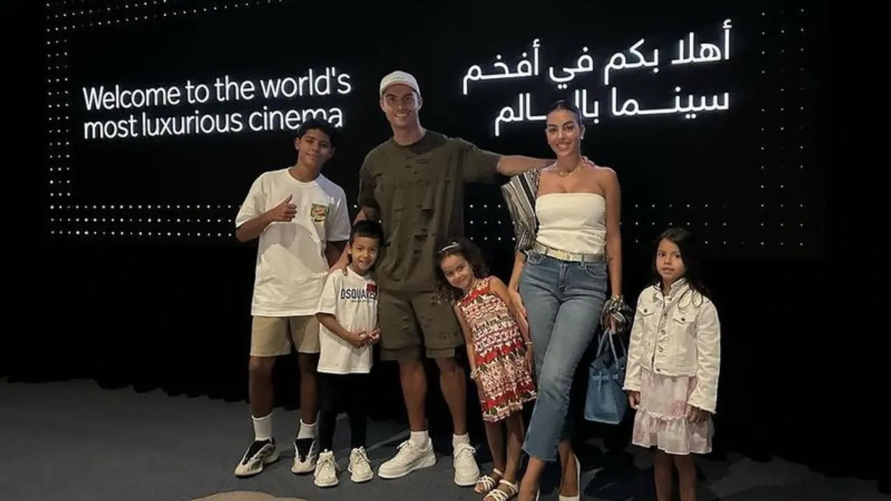 இவரும் ரஜினி ரசிகர் தானா! குடும்பத்துடன் ஜெயிலர் படம் பார்க்கச் சென்ற கிறிஸ்டியானோ ரொனால்டோ! 