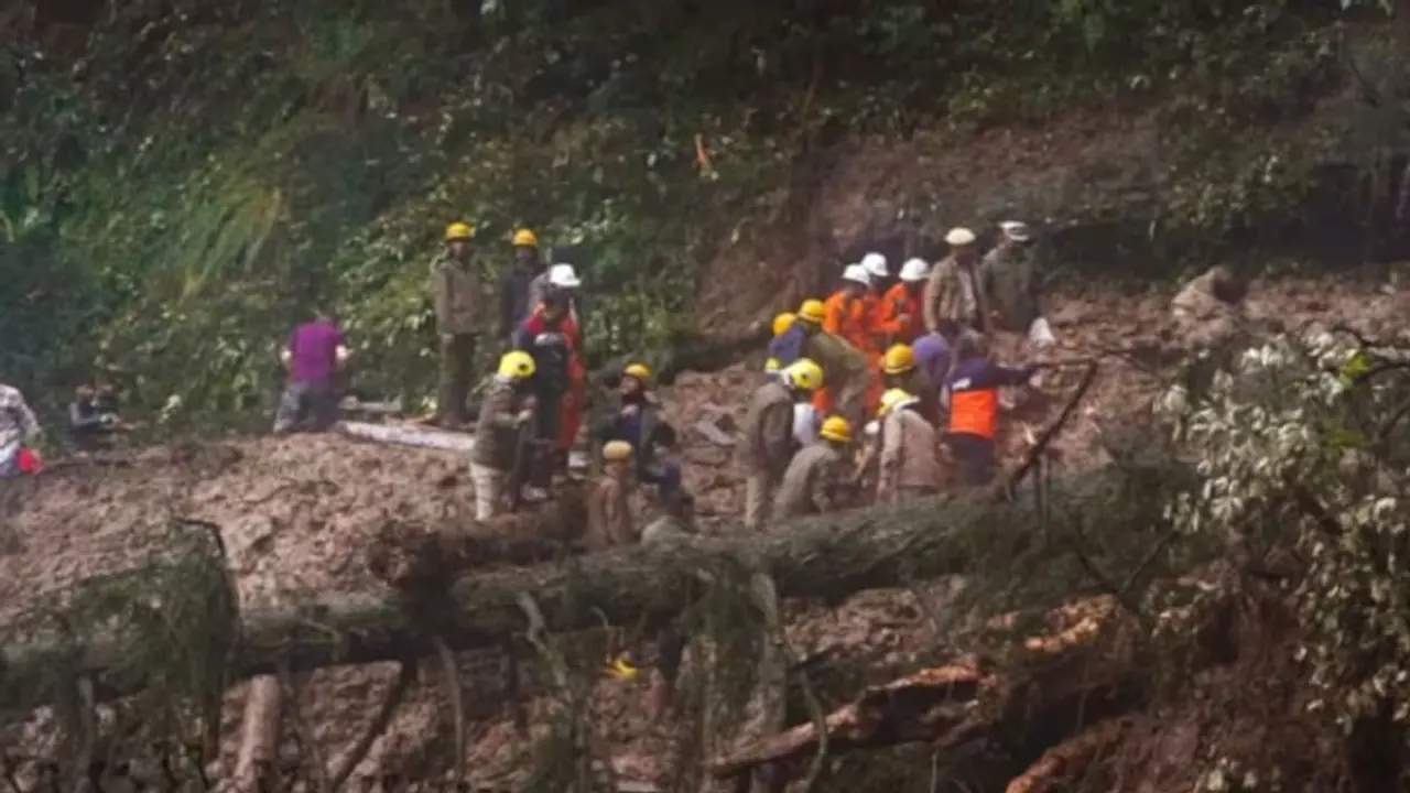 लैंडस्लाइड में जमींदोज हो गईं एक परिवार की तीन पीढ़िया, मंजर ऐसा कि कलेजा फट जाए लैंडस्लाइड में जमींदोज हो गईं एक परिवार की तीन पीढ़िया, मंजर ऐसा कि कलेजा फट जाए