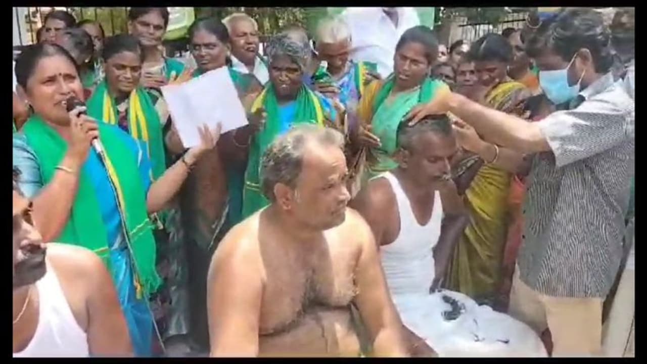 இந்து சமய அறநிலையத்துறையை கண்டித்து விவசாயிகள் மொட்டை அடித்தும், ஒப்பாரி வைத்தும் போராட்டம் இந்து சமய அறநிலையத்துறையை கண்டித்து விவசாயிகள் மொட்டை அடித்தும், ஒப்பாரி வைத்தும் போராட்டம்