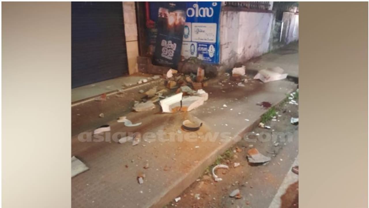 കെട്ടിടത്തിലെ കോൺഗ്രീറ്റ് ഭാഗം തലയിലേക്ക് വീണു, നഗരമധ്യത്തിൽ ലോട്ടറിക്കടയിലെ ജീവനക്കാരന് ദാരുണാന്ത്യം 