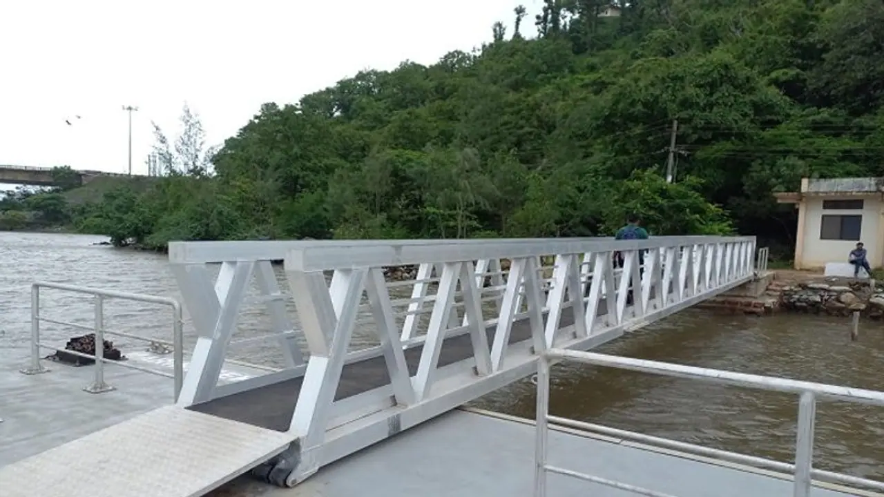 ಉತ್ತರಕನ್ನಡ: ಇಲಾಖೆಗಳ ಜಂಗಿ ಕುಸ್ತಿಯಿಂದ ಬಳಕೆಯಾಗದ ತೇಲುವ ಜೆಟ್ಟಿ ಉತ್ತರಕನ್ನಡ: ಇಲಾಖೆಗಳ ಜಂಗಿ ಕುಸ್ತಿಯಿಂದ ಬಳಕೆಯಾಗದ ತೇಲುವ ಜೆಟ್ಟಿ