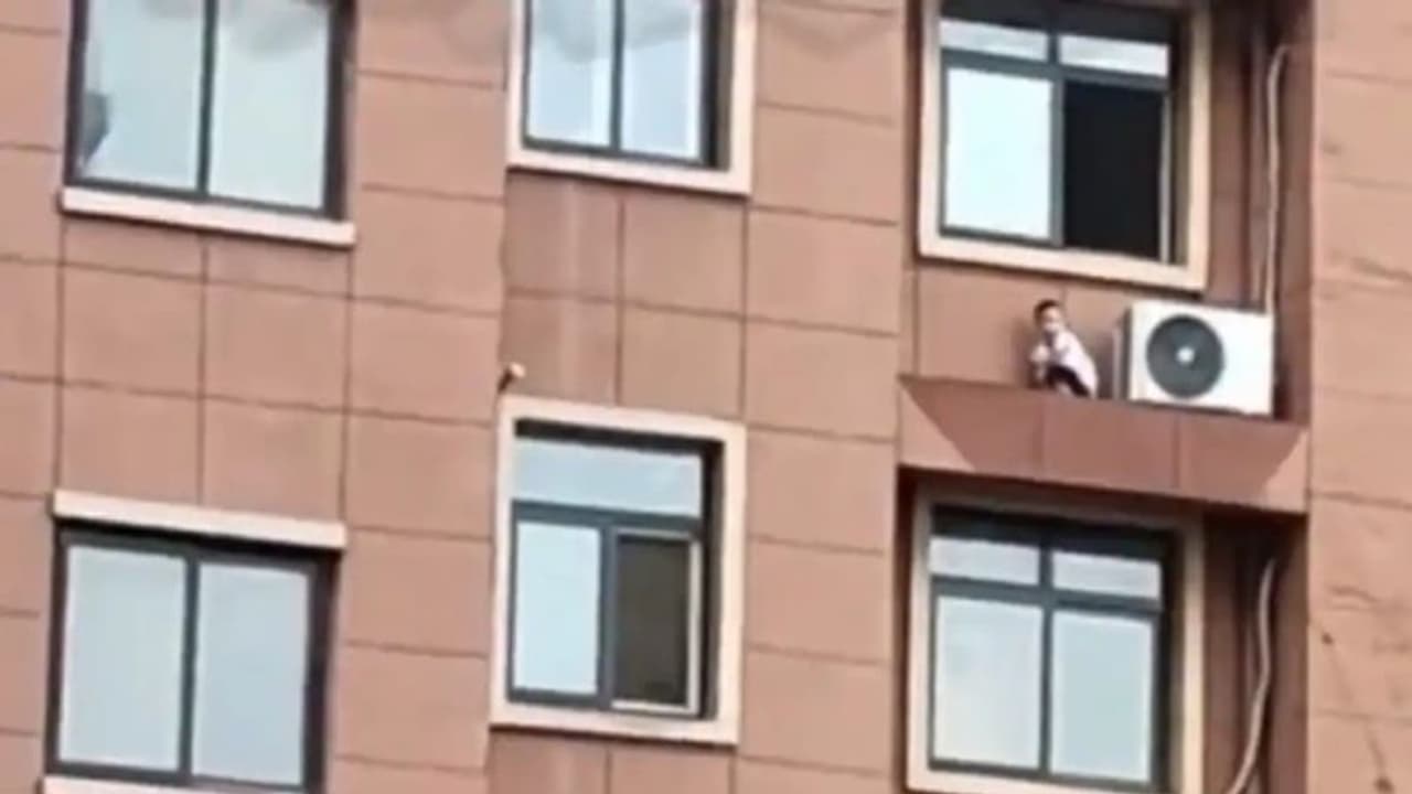 വലിയ കെട്ടിടത്തിന്‍റെ സണ്‍ഷെയ്ഡില്‍ കളിക്കുന്ന കുഞ്ഞ്; നെഞ്ചിടിപ്പിക്കും വീഡിയോ...