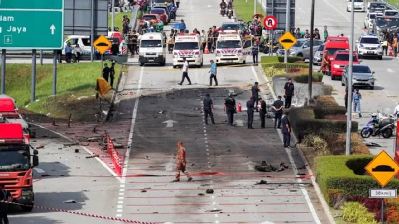 ചെറുവിമാനം ഹൈവേയില്‍ തകര്‍ന്ന് വീണ് പത്ത് മരണം; ദൃശ്യങ്ങള്‍ പുറത്ത്