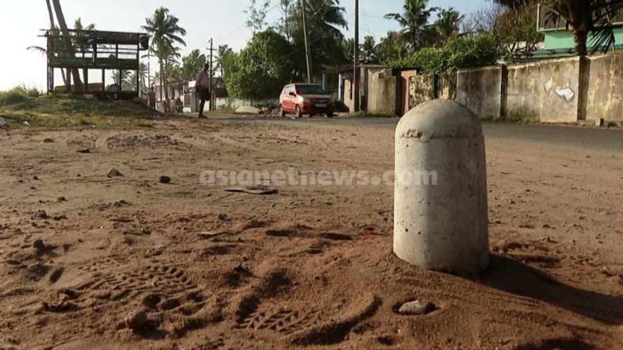 നഷ്ടപരിഹാര പാക്കേജിൽ അവ്യക്തത: കൊല്ലത്ത് തീരദേശ ഹൈവേ പദ്ധതിയിൽ വ്യാപക പ്രതിഷേധം നഷ്ടപരിഹാര പാക്കേജിൽ അവ്യക്തത: കൊല്ലത്ത് തീരദേശ ഹൈവേ പദ്ധതിയിൽ വ്യാപക പ്രതിഷേധം